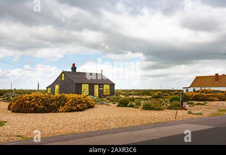 Giardino frontale di prospettiva Cottage, casa di Derek Jarman, regista, sulla spiaggia di ciottoli a Dungeness, Shepway district, Kent Foto Stock