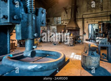 Pernes-Les-Fontaines, Vaucluse, Provenza-Alpi-Costa Azzurra, Francia. Il Fabbro La Forge Foto Stock