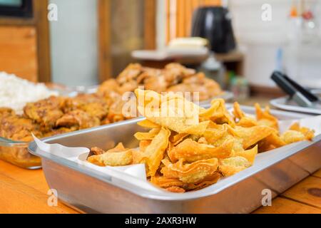 Un sacco di wonton fritto tailandese in casa in piastra di alluminio preparare per lo stile Asia noodle. Foto Stock
