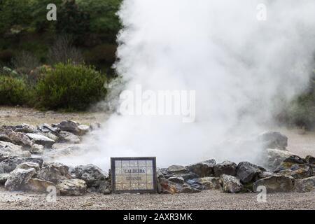 Acqua bollente e vapore caldo che fuoriesce da Caldeira Grande (grande caldaia) a Furnas, isola di Sao Miguel, Azzorre, Portogallo Foto Stock