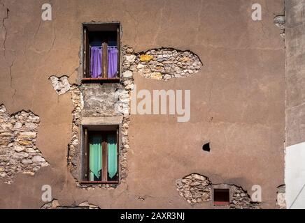 Vecchia casa muro e finestre in Narbonne città vecchia. Foto Stock