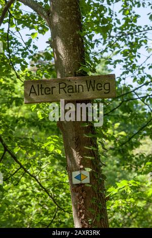 Germania, Baden-Württemberg, Herrenberg, Alter Rain Weg, indicazioni per il Parco Naturale di Schönbuch nei pressi di Herrenberg. La "Vecchia pioggia" è un ex muro con fe Foto Stock