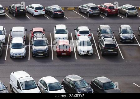 Ponta Delgada, Azzorre - Febbraio 2020: Auto di noleggio auto parcheggiate presso il terminal aeroportuale 'Joao Paulo II' a Ponta Delgada, Portogallo. Foto Stock