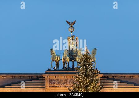 Berlino, festoso albero di Natale di fronte alla porta di Brandeburgo, Quadriga Foto Stock