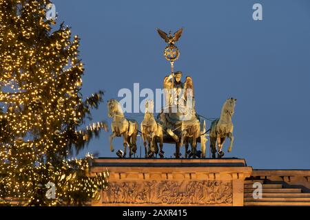 Berlino, festoso albero di Natale di fronte alla porta di Brandeburgo, Quadriga Foto Stock