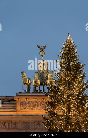 Berlino, festoso albero di Natale di fronte alla porta di Brandeburgo, Quadriga Foto Stock