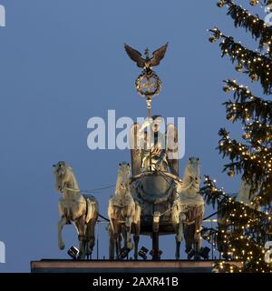 Berlino, festoso albero di Natale di fronte alla porta di Brandeburgo, Quadriga Foto Stock