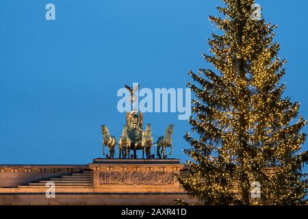 Berlino, festoso albero di Natale di fronte alla porta di Brandeburgo, Quadriga Foto Stock