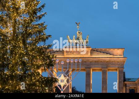 Berlino, porta di Brandeburgo, Hanukkale e albero di Natale Foto Stock