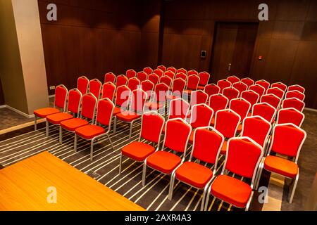 Piccola sala di presentazione vuota pronta per la conferenza Foto Stock