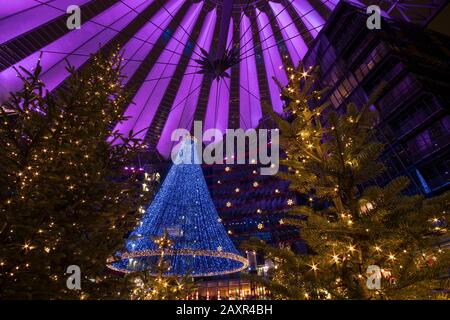 Berlino, Potsdamer Platz, Sony Center, decorazione e illuminazione natalizie moderne Foto Stock