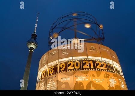 Berlino, piazza Alexander, orologio mondiale e Torre della TV Foto Stock