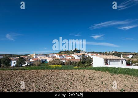 Vista sul villaggio di Raposeira, situato nel parco naturale Parque Natural do Sudoeste Alentejano e Costa Vicentina, Algarve, Faro, Portu Foto Stock