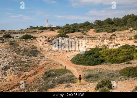 Sul sentiero delle sette valli pendenti (Percurso dos Sete Vales Susspensos), anche il sentiero Lagoa-PR1, a Cabo Carvoeiro, pozzo recintato dietro la lig Foto Stock