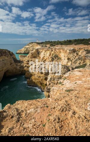 Costa rocciosa lungo il sentiero delle sette valli pendenti (Percurso dos Sete Vales Suspensos), anche Lagoa-PR1 sentiero, vicino a Cabo Carvoeiro, tra Carvoe Foto Stock