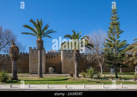 Mura della città con la porta porta de Sao Goncalo, Lagos, Algarve, Faro distretto, Portogallo Foto Stock