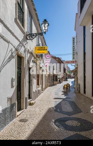 Vicolo nella città vecchia di Lagos, Algarve, Faro distretto, Portogallo Foto Stock