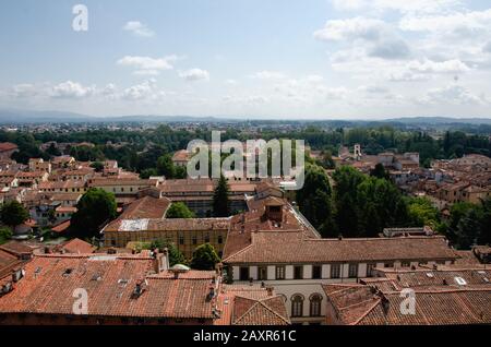 Una splendida vista dell'architettura toscana dalla cima della Torre delle ore, la torre più alta di Lucca, Italia. Foto Stock