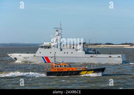 La nave da pattuglia della Marina Francese (Marine Nationale), FS Cormoran (P677), nel Solent dopo aver lasciato Portsmouth, UK, il 12th febbraio 2020. Foto Stock