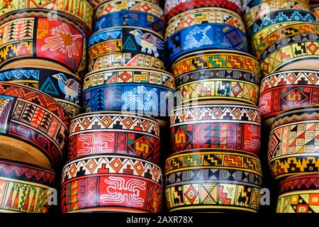 Mercato del Perù, ciotole in ceramica decorate in modo tradizionale colorato in vendita al Pisac Domenica mercato, Perù Valle Sacra, Valle Sacra Perù Foto Stock