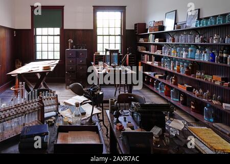 Fort MYERS, FL -30 GENNAIO 2020 - Vista di un vecchio laboratorio di scienza chimica agli Stati invernali di Edison e Ford, un museo storico a Fort Myers, Florida, Un Foto Stock