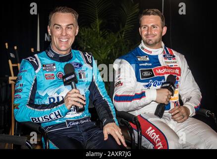 Daytona, Stati Uniti. 12th Feb, 2020. Kevin Harcick (a sinistra) e Matt Dibenedetto attendono una domanda durante il Media Day per la Daytona 500 2020 il 12 febbraio 2020 a Daytona, Florida. Foto di Edwin Locke/UPI Credit: UPI/Alamy Live News Foto Stock