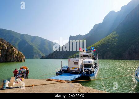 Traghetto per auto e passeggeri, molo di Koman, Bacino Idrico di Koman, Liqeni i Komanit, fiume Drin, Shark Shkoder, Albania Foto Stock