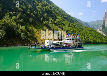 Traghetto Per Auto, Koman Reservoir, Liqeni I Komanit, Drin River, Shkoder Shark, Albania Foto Stock