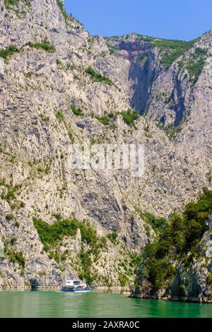 Traghetto Per Koman Reservoir, Liqeni I Komanit, Drin Gorge, Qark Shkodra, Albania Foto Stock