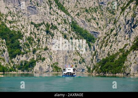 Traghetto Per Auto, Koman Reservoir, Liqeni I Komanit, Drin River, Shkoder Shark, Albania Foto Stock