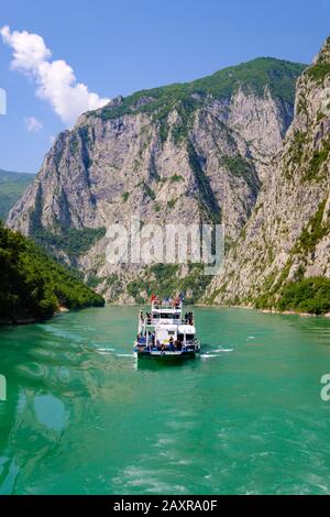 Traghetto Per Koman Reservoir, Liqeni I Komanit, Drin Gorge, Qark Shkodra, Albania Foto Stock