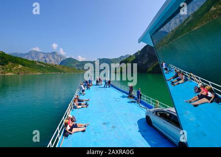 Traghetto Per Auto, Koman Reservoir, Liqeni I Komanit, Drin River, Shkoder Shark, Albania Foto Stock