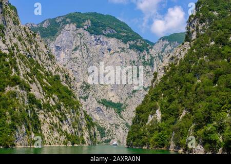 Traghetto Per Auto, Koman Reservoir, Liqeni I Komanit, Drin River, Shkoder Shark, Albania Foto Stock