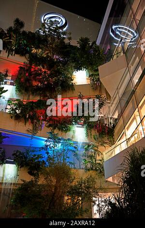 bangkok, thailandia - 2020.02.11: vista sulla colorfully illuminato giardino cascata facciata del cortile interno di emquartier (emporium) centro commerciale Foto Stock