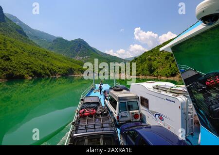 Traghetto Per Auto, Koman Reservoir, Liqeni I Komanit, Drin River, Shkoder Shark, Albania Foto Stock