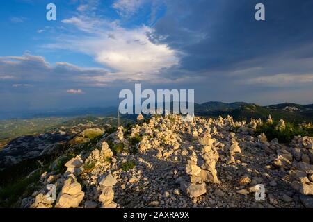 Cairn sulla cima di Jezerski Vrh nel Parco Nazionale di Lovcen, a Cetinje, Montenegro Foto Stock