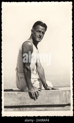 1927 ca , ITALIA : il giudice italiano , scrittore , poeta , scrittore UGO BETTI ( 1892 - 1953 ) . Foto di S.A. Viganò . Amico dello scrittore Carlo Emilio Gadda , Betti è considerato da molti il più grande drammaturgo italiano accanto a Luigi Pirandello . Autore di 27 opere , la più celebrata è la 'correzione al Palazzo di giustizia '( 1944 ma eseguita in teatro solo dopo il fascismo nel 1949 ). - LETTERATO - SCRITTORE - LETTERATURA - Letteratura - drammaturgo - TEATRO - TEATRO - commediografo - drammaturgo - commediografo - commediografo - sceneggiatore - scrittrice - GIUDICE - POETA - POESIA - POESIA - POETA - canott Foto Stock