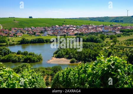 Old Main, Nordheim am Main, Vista dalla collina principale a Vogelsburg, Main Loop, Mainfranken, Lower Franconia, Franconia, Bavaria, Germania Foto Stock