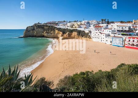 Vista su Carvoeiro con spiaggia, Algarve, Faro distretto, Portogallo Foto Stock