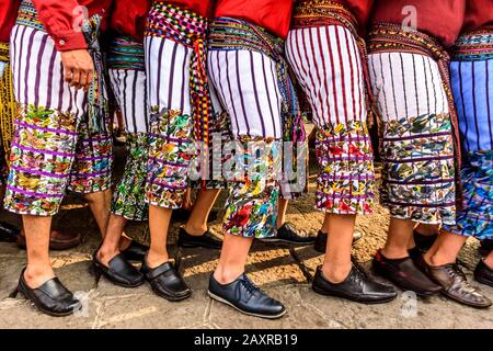 Santiago Atitlan, Guatemala - 19 aprile 2019: Uomini maya che indossano costumi tradizionali in processione del Venerdì Santo nella città del Lago Atitlan. Foto Stock