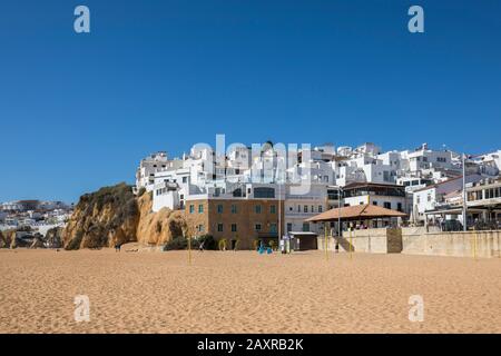 Albufeira con la spiaggia Praia dos Pescadores in inverno, Algarve, Faro distretto, Portogallo Foto Stock