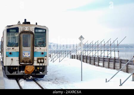 Ryuhyo Monogatari treno fermata a Kitahama Station in inverno, Abashiri, Hokkaido, Giappone Foto Stock