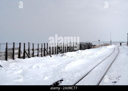 Pista ferroviaria innevata alla stazione di Kitahama ad Abashiri, Hokkaido, Giappone Foto Stock