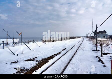 Pista ferroviaria innevata alla stazione di Kitahama ad Abashiri, Hokkaido, Giappone Foto Stock