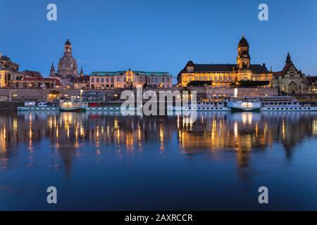 Vista sul fiume Elba alla Chiesa di nostra Signora e Ständehaus, Dresda, Sassonia, Germania Foto Stock