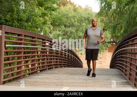 Ritratto di un adattamento coppia African American uomo Foto Stock