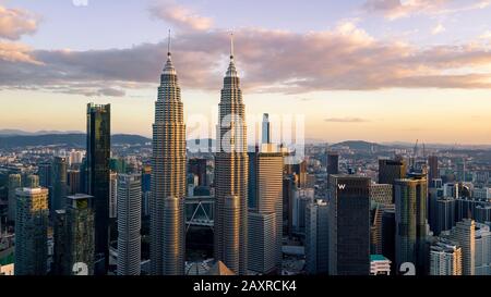 Kuala LUMPUR, MALESIA - 1 FEBBRAIO 2019: Vista del KLCC e di altri grattacieli nel mezzo di Kuala Lumpur nel tardo pomeriggio Foto Stock