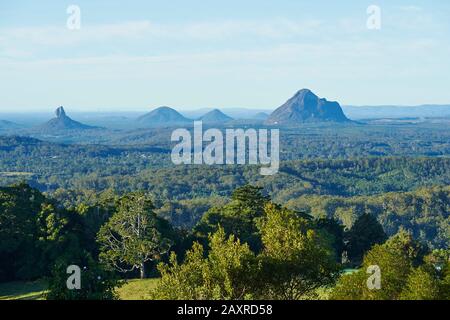 Il Glass House Mountains al mattino, dalla direzione di Mary Cairncross Scenic Reserve, Queensland, Australia Foto Stock
