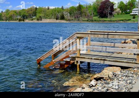 Una semplice scalinata in un porto di Long Island offre un accesso unico all'acqua. Foto Stock