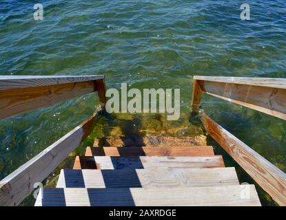 Una semplice scalinata in un porto di Long Island offre un accesso unico all'acqua. Foto Stock